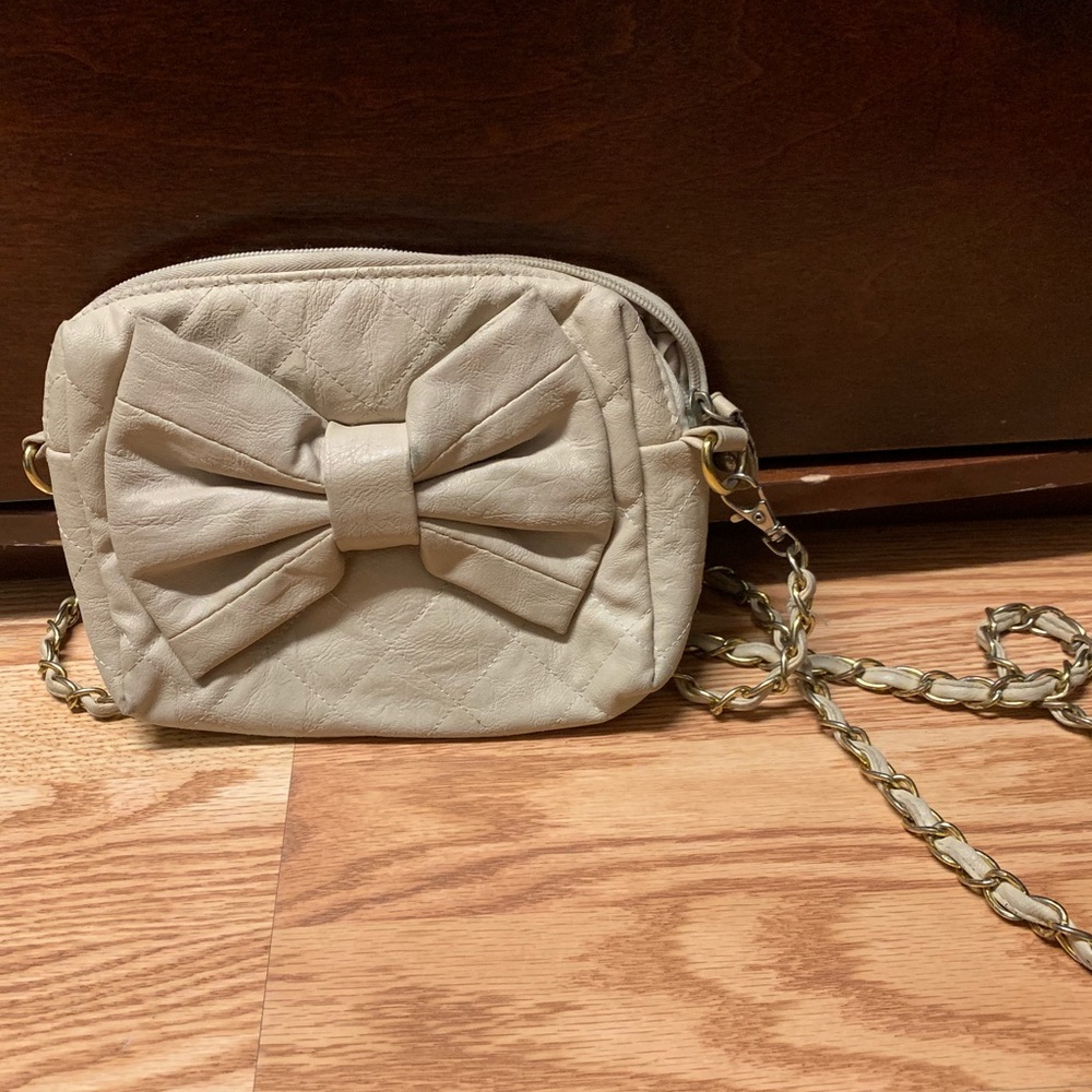 Cute beige bongo bow purse.